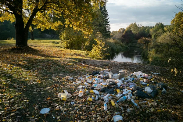 Hromada Odpadků Lese Hromada Smetí Piknikem Řeky Znečištění Životního Prostředí — Stock fotografie