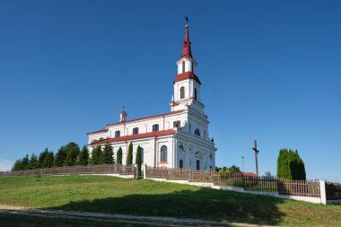 Belarus 'un Brest bölgesindeki Medvedichi köyünde Aziz Peter ve Paul antik Katolik Kilisesi.
