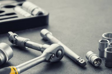 Ratchet ve bit alet çantası. Soket anahtarı ve cırcır başları. Arka plandaki araç için alet çantası. Bir benzin istasyonunda araba tamiri için oto tamircisi ekipmanı.
