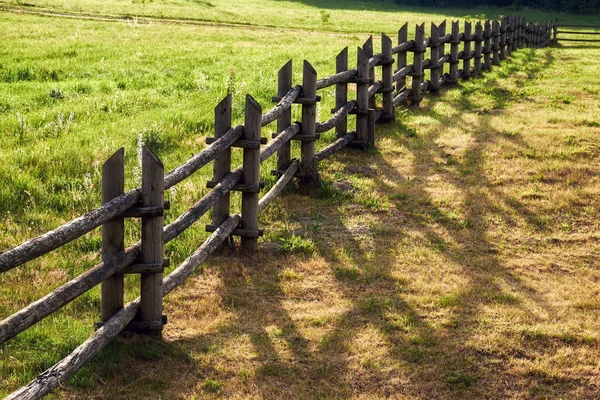 在阳光灿烂的夏日 木制篱笆上有落叶的阴影 乡村树篱 — 图库照片