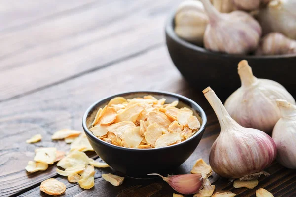 Bowl Dried Garlic Flakes Garlic Cloves Heads Kitchen Table — Stock Photo, Image
