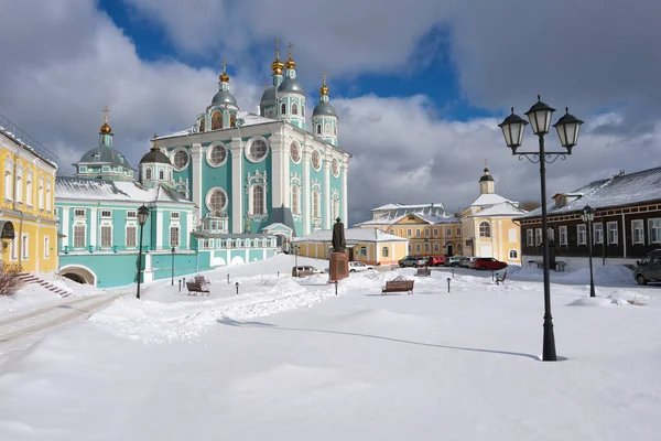 俄罗斯斯摩棱斯克古老的圣母升天大教堂 — 图库照片