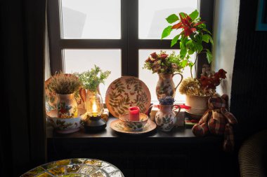 Minsk, Belarus - Mayıs - Mayıs - Mayıs - Mayıs 2023: Ugrinovich Sanat Evi, Minsk, Belarus 'taki kafenin dekore edilmiş pencere pervazı.