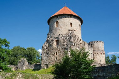 Letonya turizm merkezi - Letonya 'nın Cesis, Letonya' daki Ortaçağ Şatosu 'nun kalıntıları, taş duvarlar ve kuleler. 