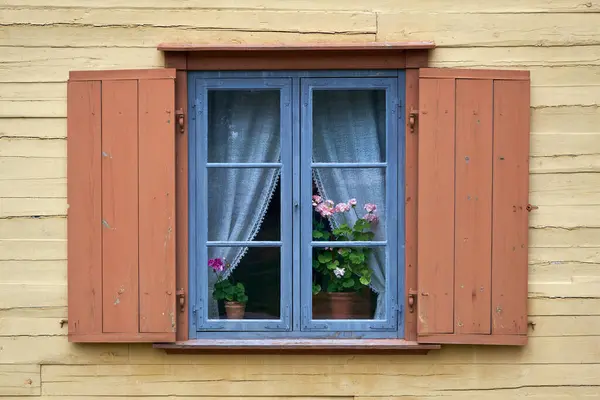 Pencerenin Pervazında Sardunya Çiçekleri Olan Klasik Bir Kırsal Pencere — Stok fotoğraf