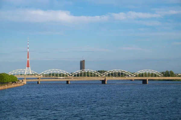 Vista Del Ponte Ferroviario Sul Fiume Daugava Riga Radio Torre Foto Stock