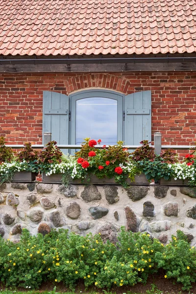 Sardunya Diğer Çiçeklerle Süslenmiş Klasik Pencere Balkon - Stok İmaj