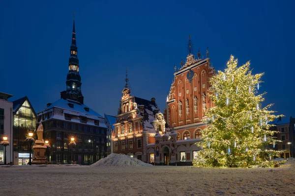 Der Rigaer Rathausplatz Mit Einem Geschmückten Weihnachtsbaum Vor Den Weihnachtsfeiertagen — Stockfoto