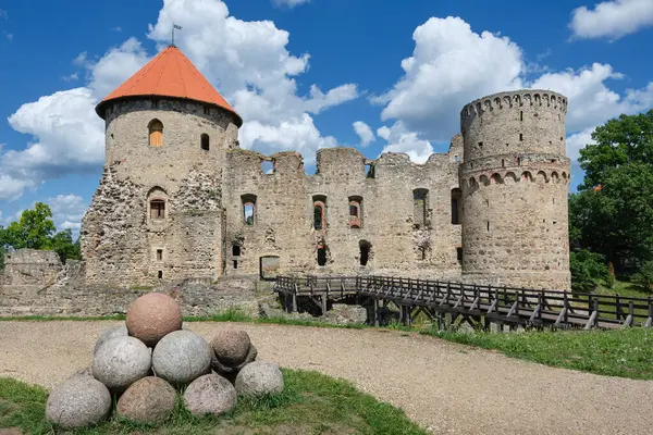 Atracția Turistică Letonă Ruine Ale Castelului Medieval Ziduri Piatră Turnuri — Fotografie, imagine de stoc