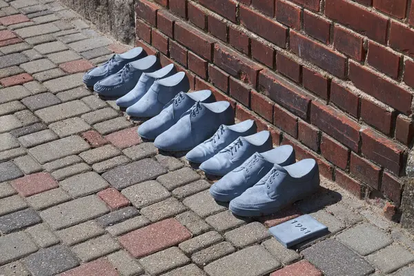 ケシス ラトビア 2023 ユダヤ人の大量虐殺の犠牲者を記念して ケシスの通りの靴の列 セシス ラトビア — ストック写真