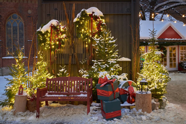 Рождественский венок из натуральной ели на винтажной двери.