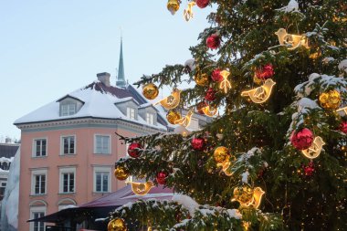 Riga 'daki Dome Meydanı' nda Retro dekore edilmiş Noel ağacı. Riga, Letonya.
