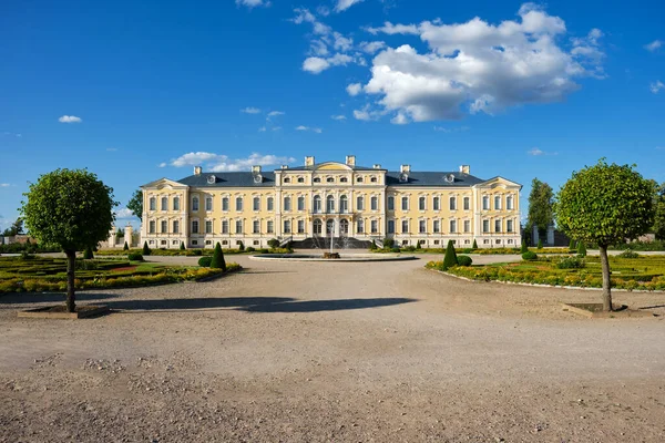 View Latvian Tourist Landmark Attraction Rundale Palace Summer French Garden — Stock Photo, Image