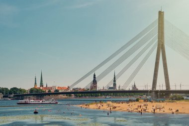 Daugava nehri kıyısındaki sahil manzarası ve Riga, Riga kalesi ve Letonya 'nın Riga şehrindeki Daugava Nehri üzerindeki köprü manzarası..