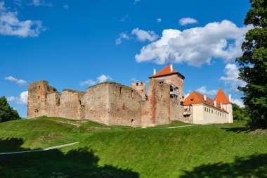 Letonya turizm merkezi manzarası - eski ortaçağ Bauska kalesinin kalıntıları ve sonraki bir sarayın kalıntıları. Bauska, Letonya.