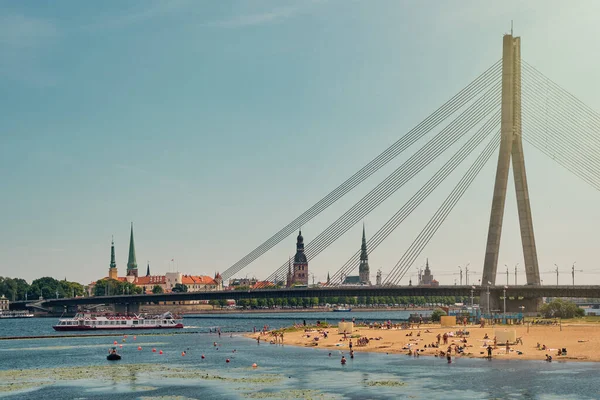 Widok Plażę Nad Rzeką Daugavą Stare Miasto Ryga Zamek Most — Zdjęcie stockowe