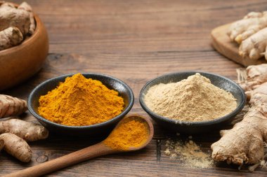 Mutfak masasında zencefil ve sokağa çıkma yasağı tozu, zencefil ve zerdeçal kökleri. Aromatik baharatlar. 