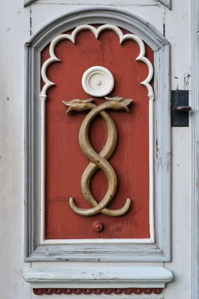 古い薬局の古い薬のシンボル 薬のレトロエンブレム 2つのヘビ カデュース 木製のドアの看板 ストックフォト