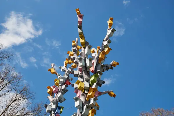 鸟儿在树上靠着天空筑巢 拉脱维亚里加Esplanade公园的木制鸟舍 嵌套箱 免版税图库图片