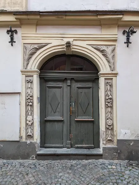 Vintage Wooden Entrance Door Old Retro Building Facade 免版税图库照片