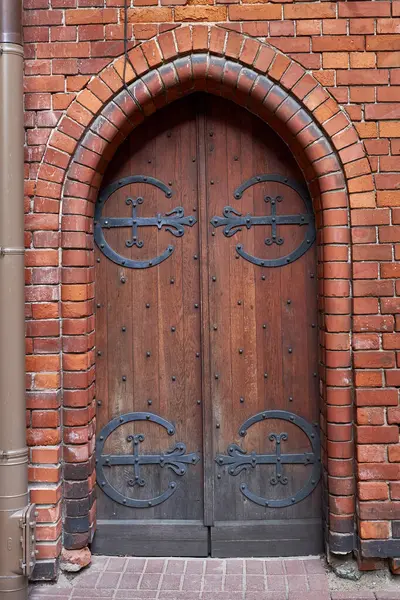 Old Vintage Wooden Gothic Door Medieval Brick Building Facade Royaltyfria Stockbilder