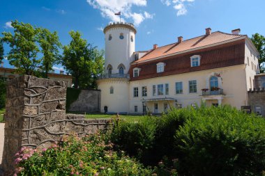 Letonya turizm merkezi, Beyaz Kale Kulesi. Letonya 'nın Cesis şehrindeki eski Livonya şatosunun kalıntıları..