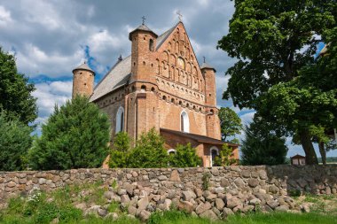 Eski 15. yüzyıl St. Michael müstahkem kilise ve çan kulesi Synkovichy Köyü, Grodno region, Beyaz Rusya.