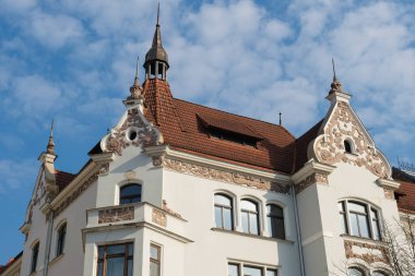 Riga 'daki eski tarihi Art Nouveau binasında karmaşık sıva süslemeleri, sivri kenarlar, kemerli pencereler ve Elizabetes Caddesi 13, Riga, Letonya.