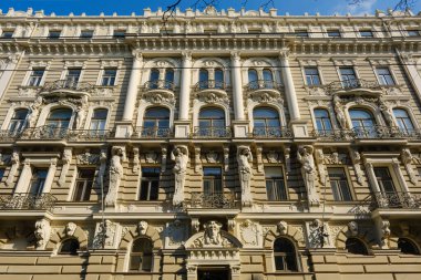  Riga Elizabetes 33, Letonya 'daki eski tarihi Art Nouveau binasında karmaşık sıva süslemeleri, dekoratif balkonlar ve neoklasik sütunlar yer alıyor..