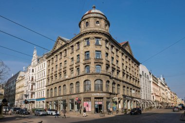 Riga, Letonya 'daki tarihi eklektik yapı, Barok kubbesi, Rönesans detayları ve Krishjana Barona caddesi 3' te süslü bir cephe içeriyor. Riga, Letonya.