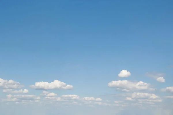 ふわふわの白い雲で飾られた明るい青い空の美しく広々とした景色 デザインの場所 ストックフォト