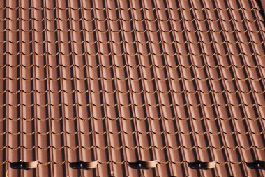 Kahverengi kıvrımlı metal çatı deseni, tam kare ve fotokopi alanı. Modern mimari, soyut arkaplan.