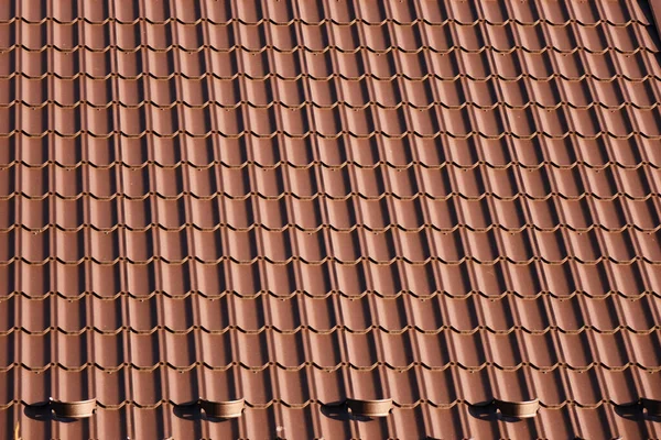 茶色の段ボール金属屋根パターン コピースペース付きのフルフレーム 近代建築 抽象的な背景 ストックフォト
