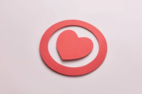 テキストのための場所とベージュの背景に円の中に赤い紙の心のクローズアップ 愛をコンセプトにした創作紙工芸デザイン — ストック写真