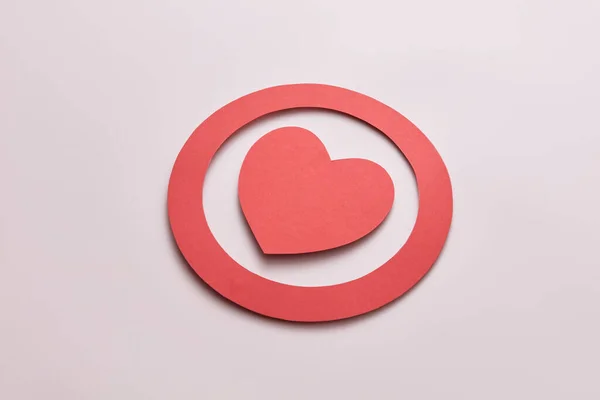 テキストのための場所とベージュの背景に円の中に赤い紙の心のクローズアップ 愛をコンセプトにした創作紙工芸デザイン ロイヤリティフリーのストック写真