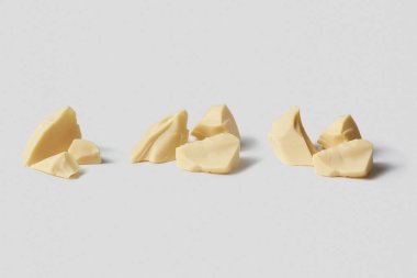 Doğal beyaz kakao yağı parçaları arka planda fotokopi alanı ile birlikte. Saf organik çikolata kavramı.