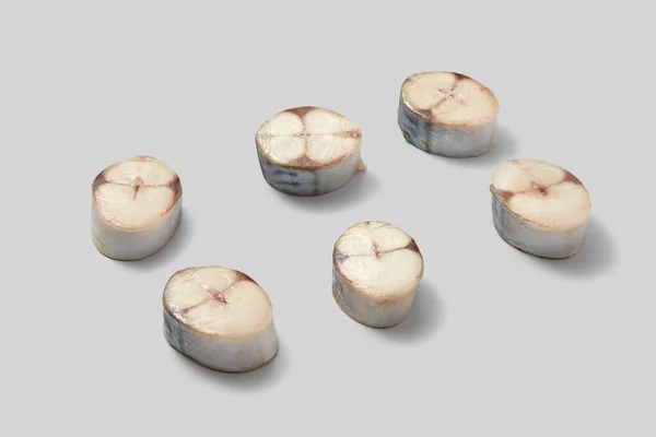 Frische Makrele Sechs Stücke Auf Weißem Hintergrund Geschnitten Nahaufnahme Konzept — Stockfoto