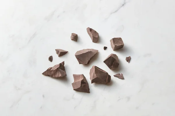 Розбитий Темний Органічний Шоколад Білому Мармуровому Тлі Копіювальним Простором Смачний — стокове фото