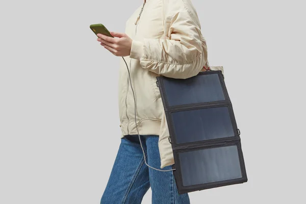 Αγνώριστη Γυναίκα Ευέλικτη Ηλιακή Μπαταρία Κρατώντας Smartphone Απομονωμένο Ανοιχτό Γκρι — Φωτογραφία Αρχείου