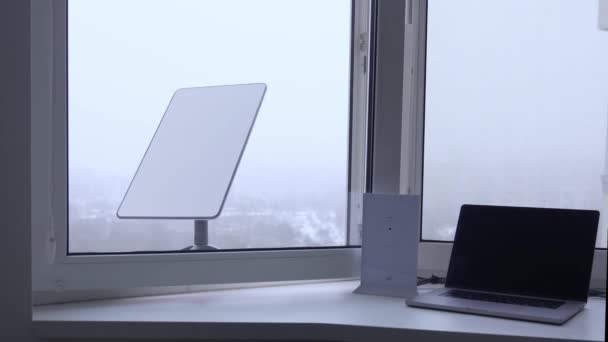 Kyiv Ukraine January 2023 无线笔记本电脑和现代路由器安装在客厅的窗台上 外面装有星联天线 — 图库视频影像