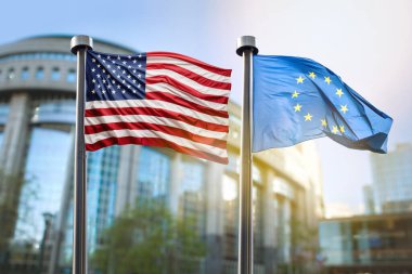 Brüksel 'deki Avrupa Parlamentosu binasının zemininde Amerikan ve Avrupa Birliği bayrakları dalgalanıyor. Ülkeler arasındaki işbirliğinin sembolü