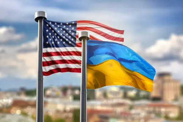Banderas Los Estados Unidos América Ucrania Contra Centro Ciudad Kiev —  Fotos de Stock