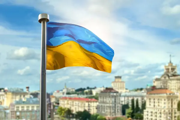 首都のメインストリートに対するウクライナの国立青と黄色の旗 キエフ ストック画像