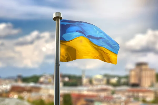 Bandiera Nazionale Blu Gialla Dell Ucraina Contro Centro Della Città Foto Stock Royalty Free