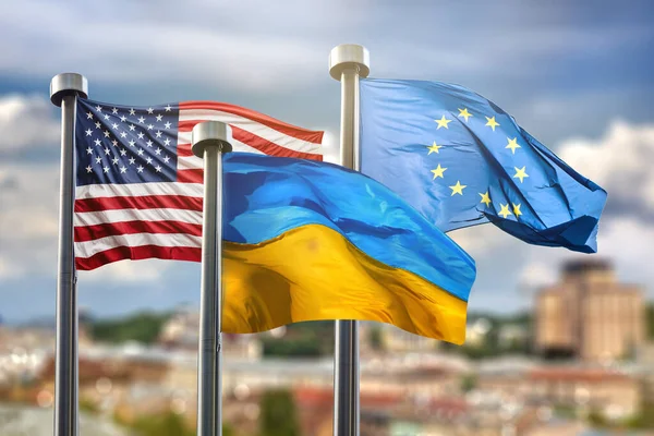 Флаги Сша Европейского Союза Украины Фоне Летнего Киева Концепция Сотрудничества Стоковое Фото