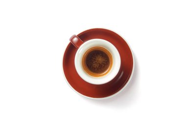 Kırmızı tabakta, beyaz arka planda izole edilmiş koyu, aromatik kahve espresso bardağı. İçecek konsepti