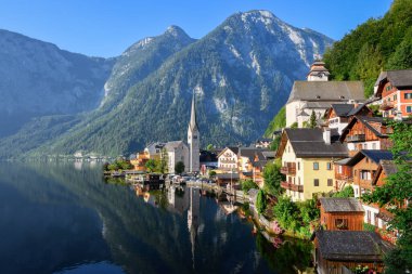 Hallstatt köyü. Kilisenin yansıması gölün durgun sularında ve Avusturya 'da Alpler dağlarında..