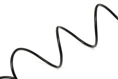 Siyah kablo beyaz arka planda soyutlanmış. Yüksek çözünürlüklü. Tam alan derinliği.