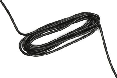 Siyah kablo beyaz arka planda soyutlanmış. Yüksek çözünürlüklü. Tam alan derinliği.