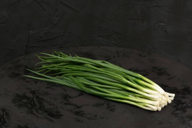 Siyah soyut arka planda taze soğan. Yüksek çözünürlüklü. Tam alan derinliği.